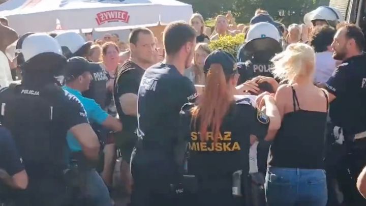 Poland: Police Battle Outraged Crowd After Migrants Molest Children at Swimming Pool